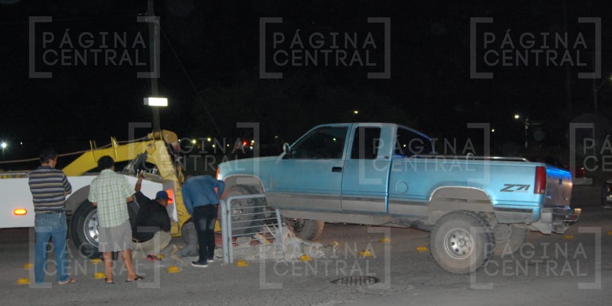 Camioneta protagoniza semivolcadura en Aurrerá de Delta