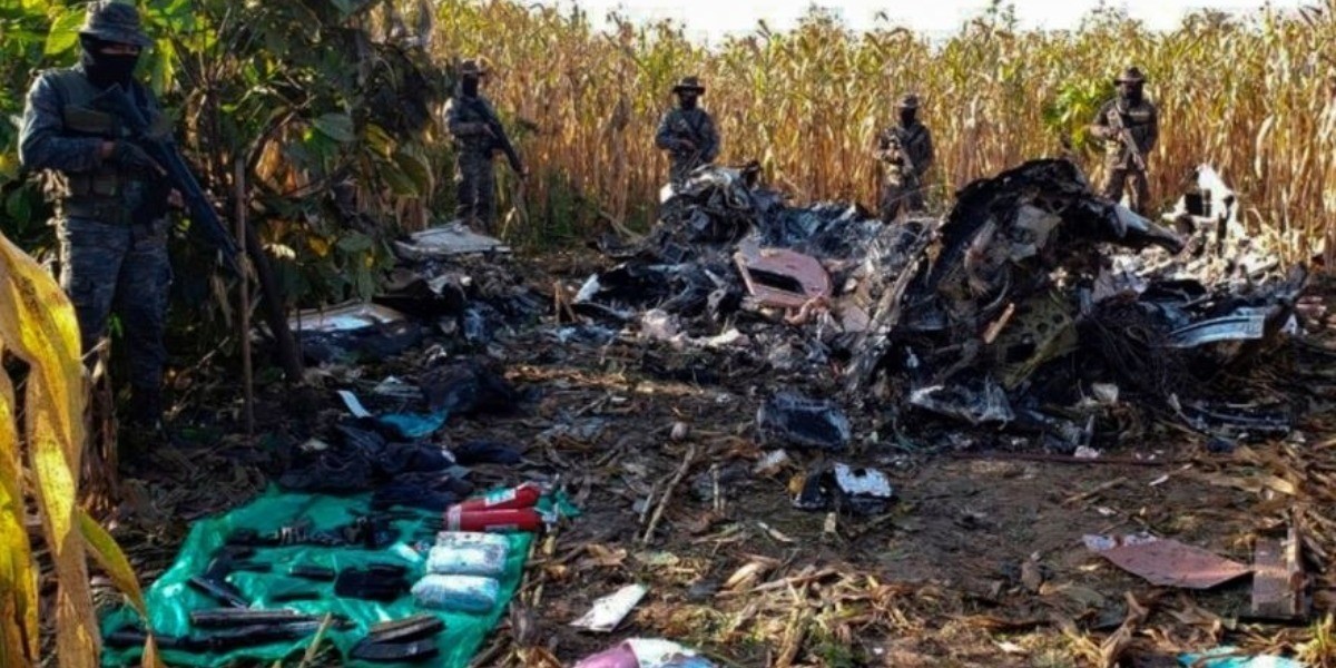 Encuentran a narco muerto en avión robado de Cuernavaca