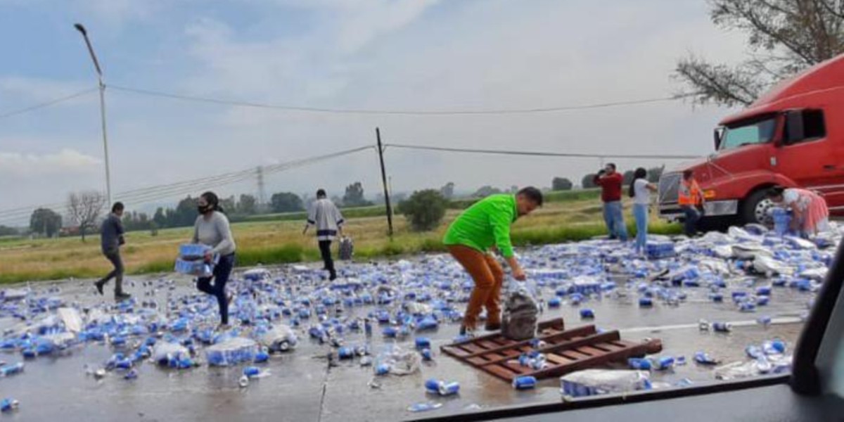 ¿Actitud de viernes? Vuelca tráiler de cerveza y provoca rapiña