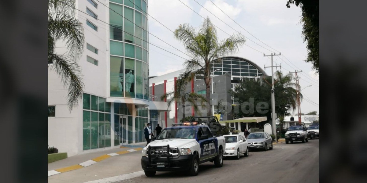 Pistola en mano asaltan a plena luz del día hospital en Celaya