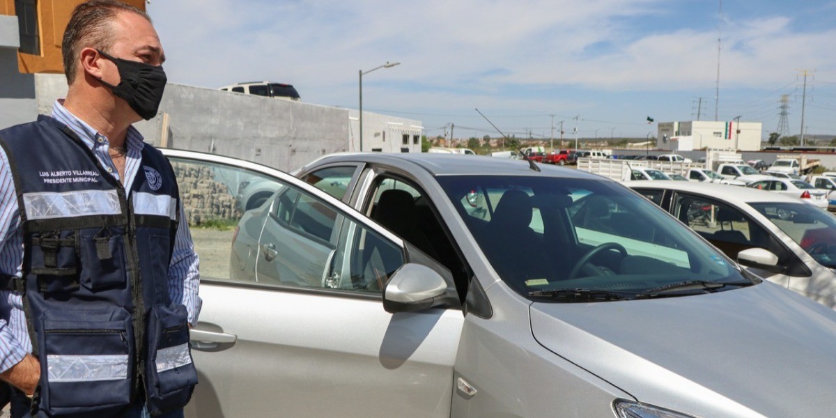 Regalan auto a taxista que ayudó a capturar al 'Comandante Emilio'