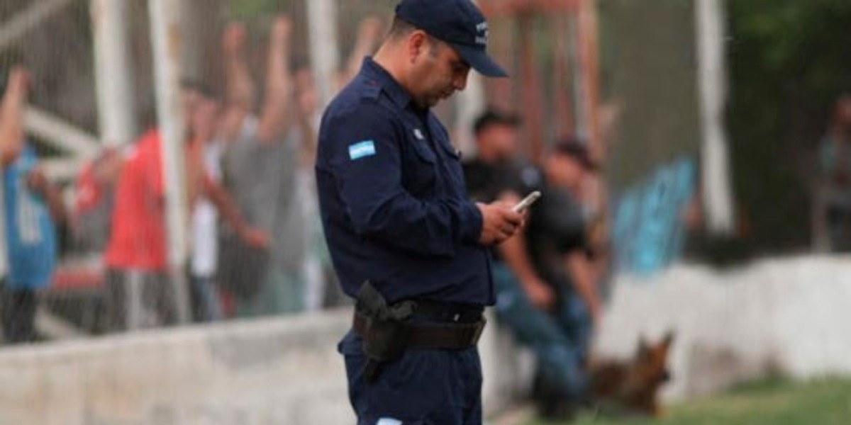 Policías no podrán usar celular en horas laborales