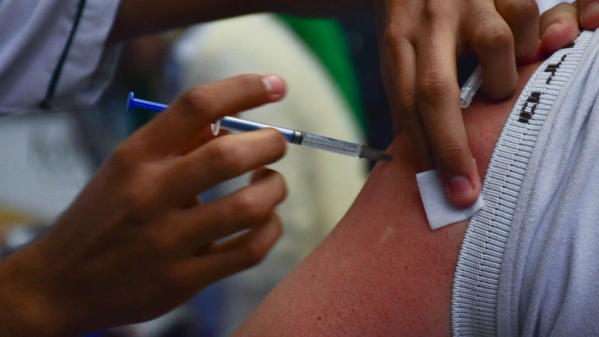 Vacunan a personal médico contra influenza