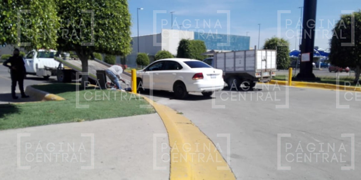 Tras persecución, policía detiene a homicidas en Walmart Clouthier