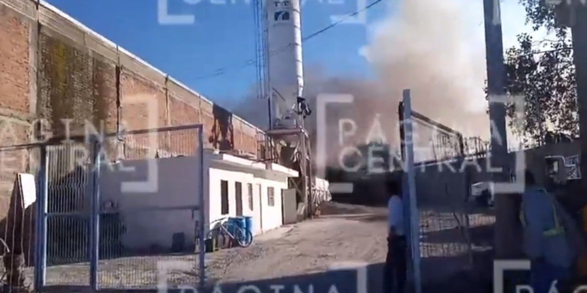 Se incendia bodega en Central de Abastos; hay cinco lesionados