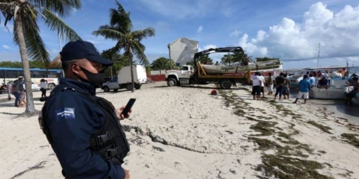 Alerta roja en Cancún por entrada de huracán Delta; desalojan a turistas