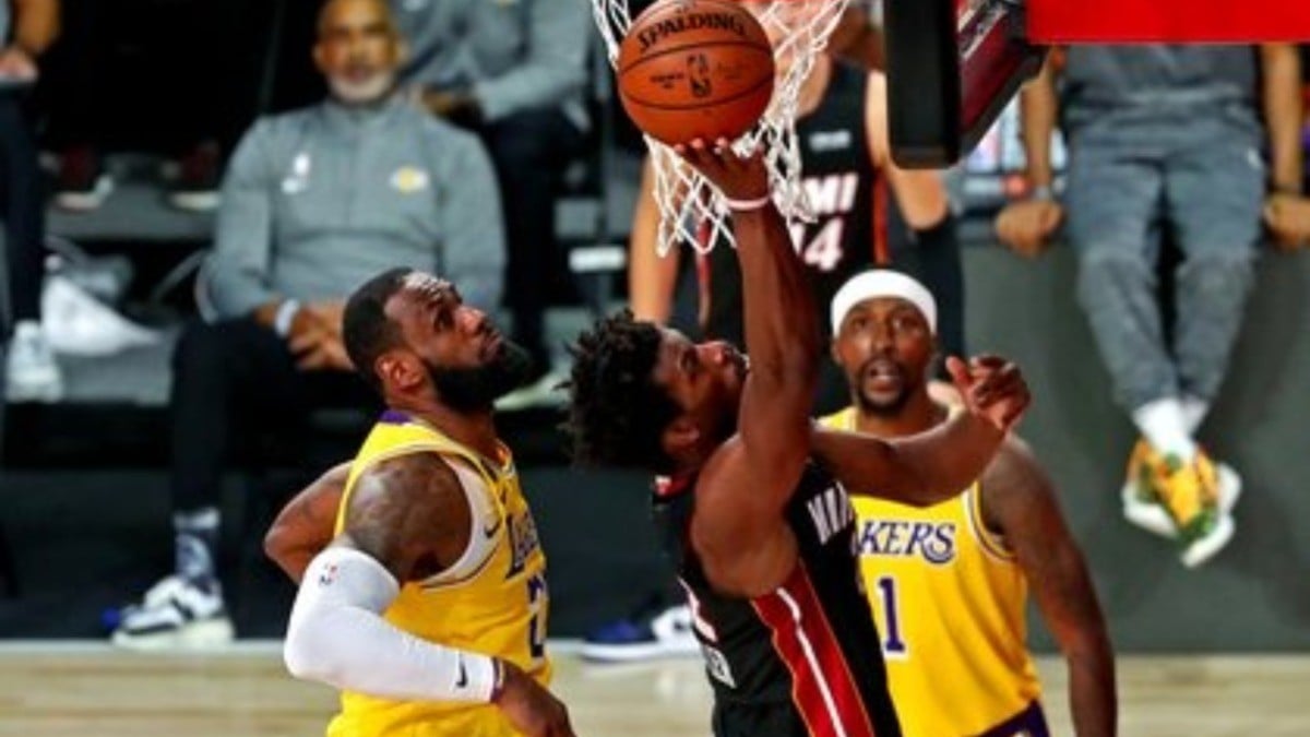 Lakers derrota a Heat y se acerca al título