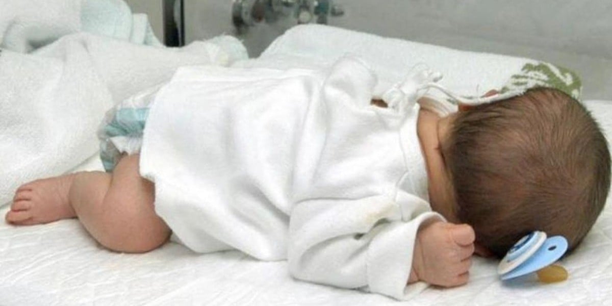 Abandona a su nieto en caja de pizza