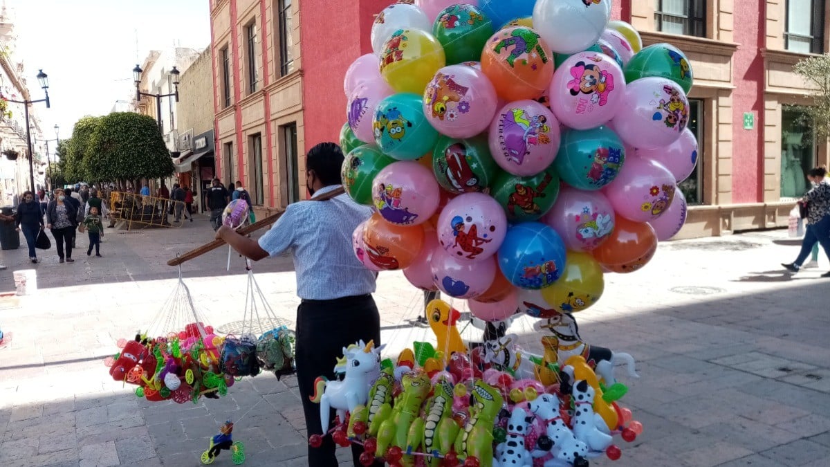 “¡Globos, globos!”, regresan globeros a la Zona Peatonal