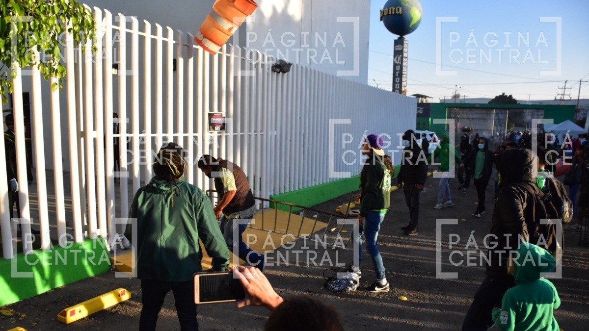 Alargan agonía; afición impide entrega del Estadio a Roberto Zermeño