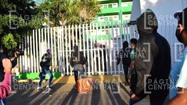 Arruinan aficionados toma del Estadio; Zemeño tendrá que esperar