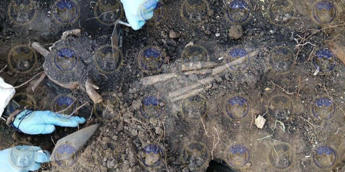 Iban por fosa clandestina y hallan restos prehispánicos
