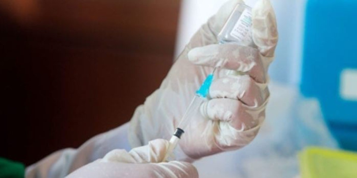 Suspende Johnson & Johnson ensayos de vacuna por enfermedad inexplicable de voluntario