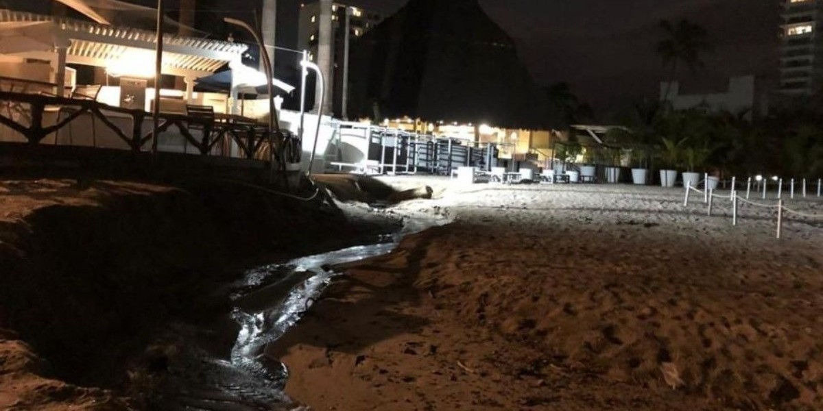 #VIDEO | Vierten aguas negras en playa de Puerto Vallarta