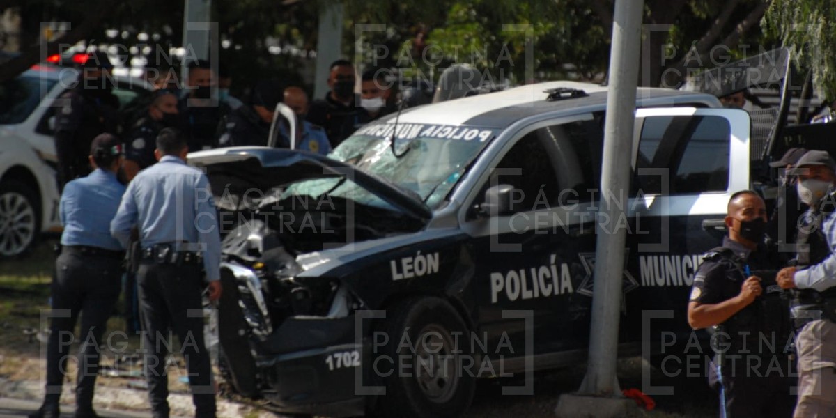 Choca patrulla con un auto en Lomas del Campestre; policías se reportan graves