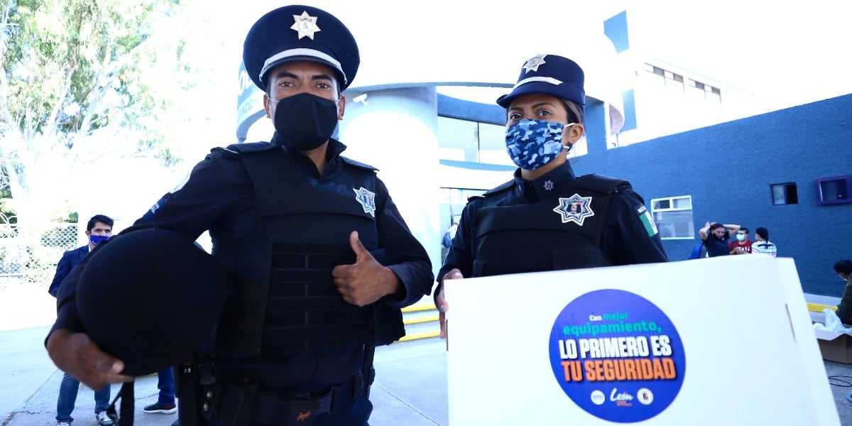 Dotan de chalecos, cascos y uniformes a policías de León