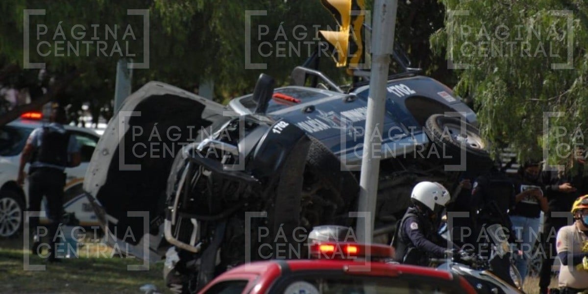 #VIDEO | Patrulla se pasa un alto, choca a Jetta y vuelca; hay 10 heridos