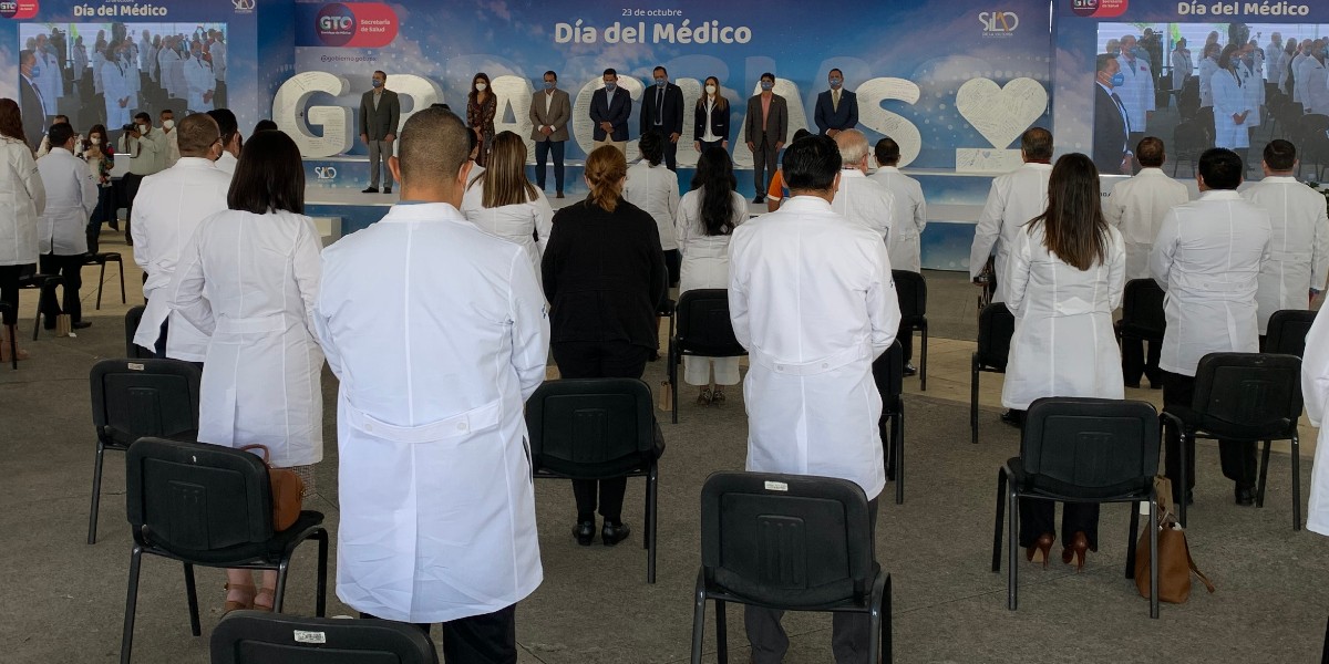 Rinden homenaje a médicos que fallecieron en la lucha contra el COVID-19