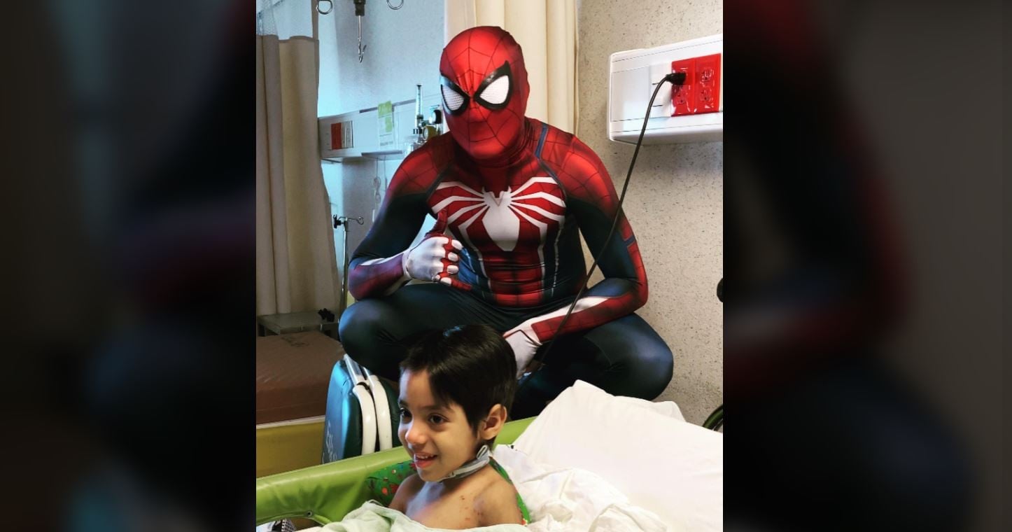 Josué, de camillero a superhéroe de los niños enfermos