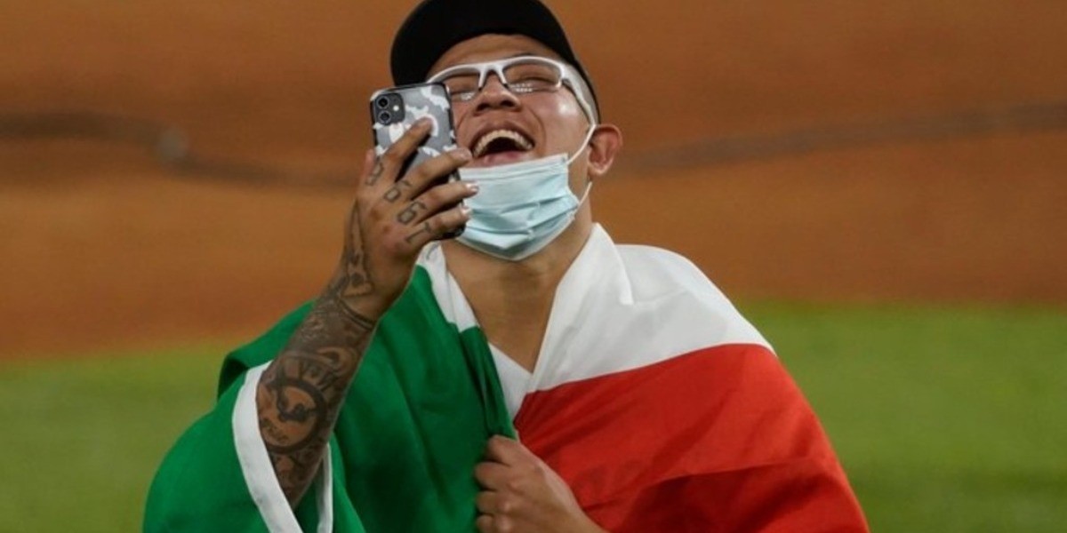 Julio Urias es ovacionado por la afición de Dodgers