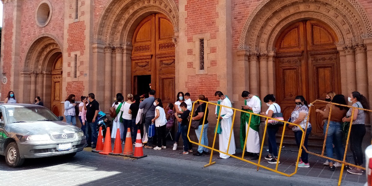 Devotos le complican 'trabajo' a San Judas Tadeo