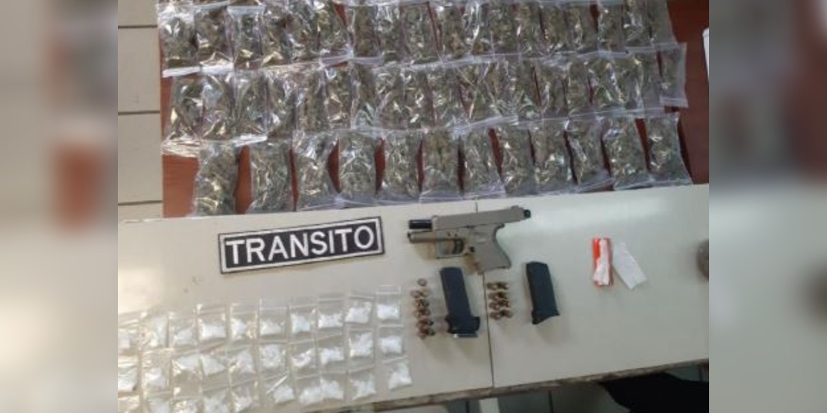 Detienen tránsitos a hombre armado y con drogas en Los Ángeles