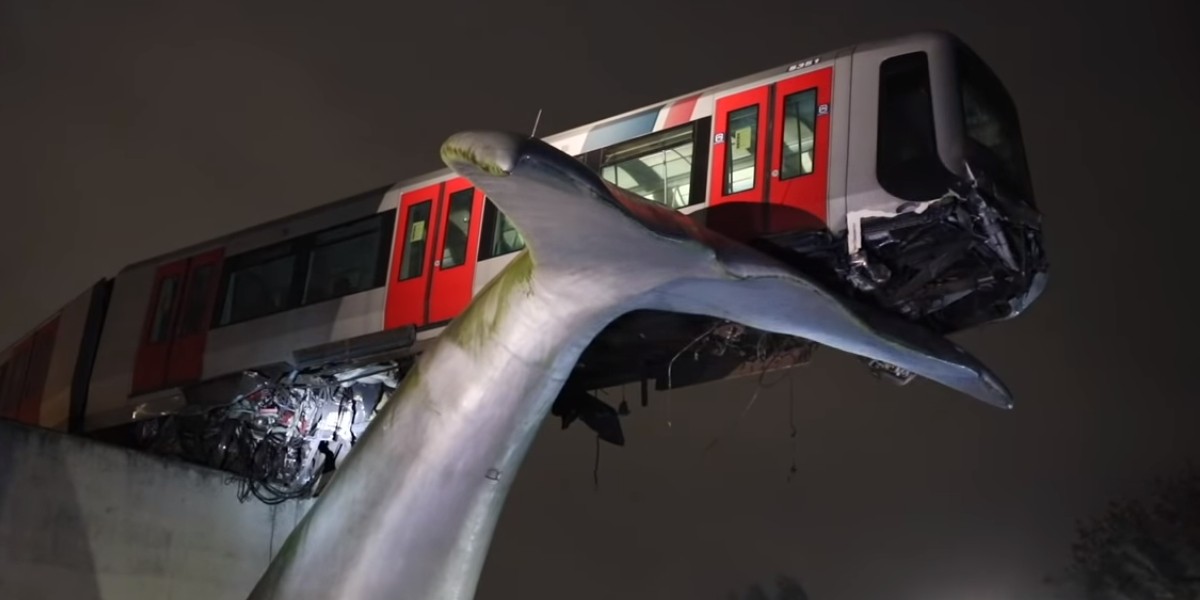 Se descarrila vagón del metro y es salvado por la cola de una ballena