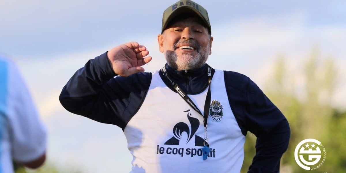 Hospitalizan a Maradona en Argentina