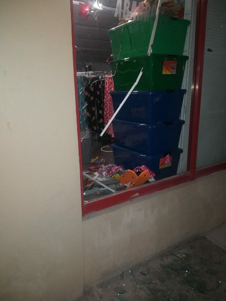 Detienen a hombre por daños y robo a comercio