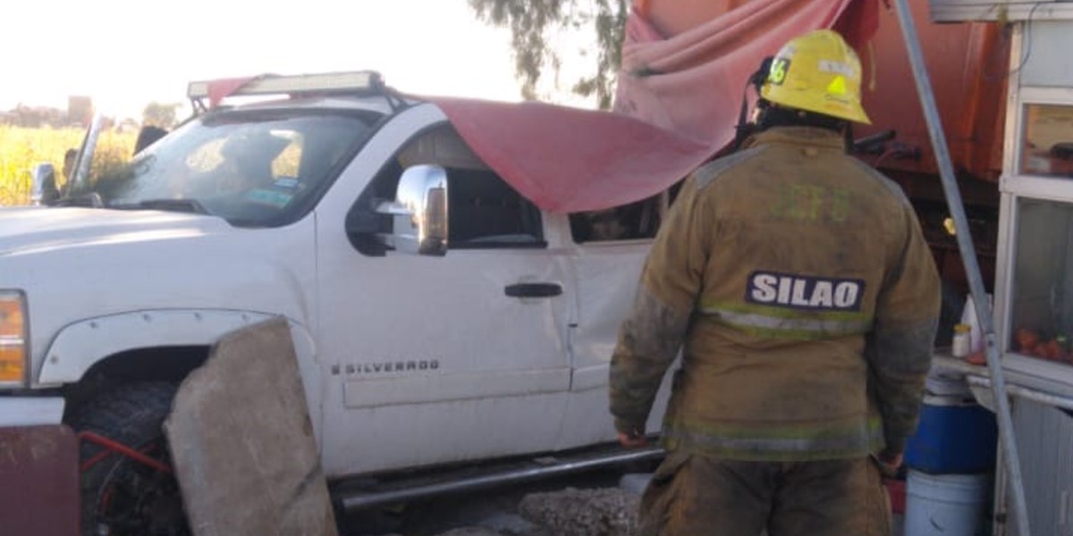 Tráiler y camioneta chocan contra puesto de tortas en la León-Silao