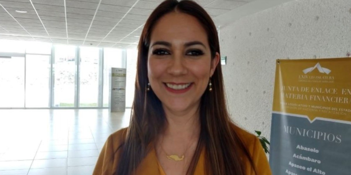 Libia Denisse García levanta la mano por León
