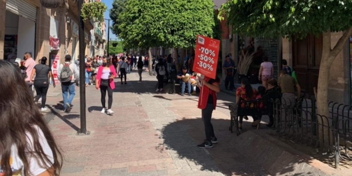 Leoneses ignoran la pandemia y acuden a tiendas por el Buen Fin
