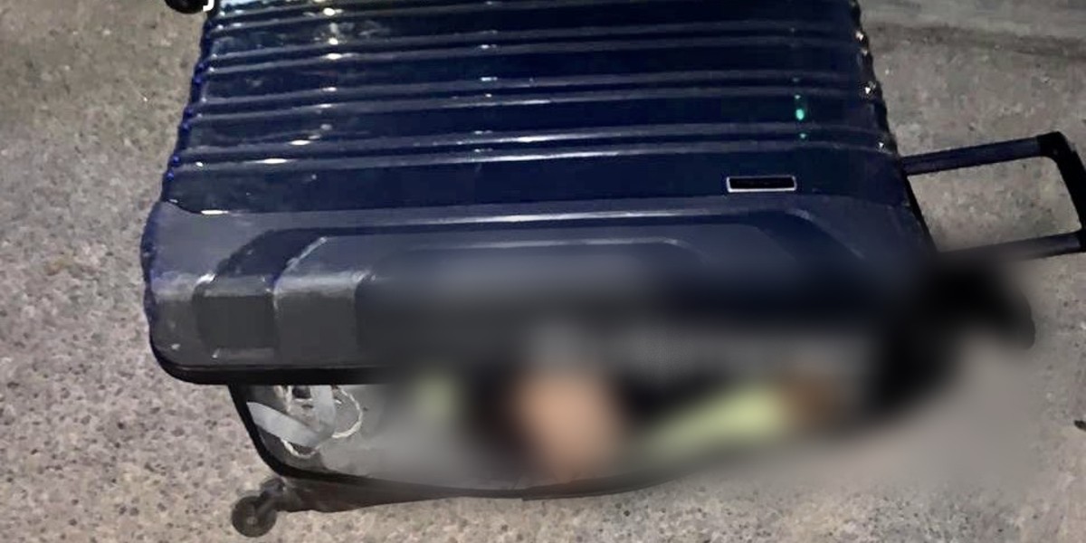Detienen a joven que transportaba un cuerpo en una maleta