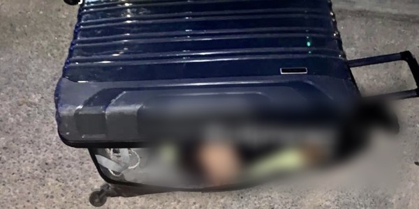 Detienen a joven que transportaba un cuerpo en una maleta