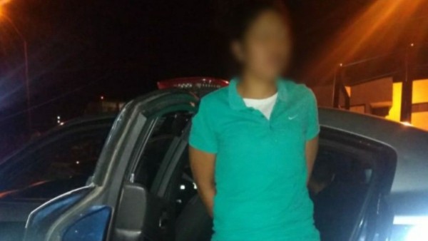 Detienen a mujer armada por presunto robo de taxi