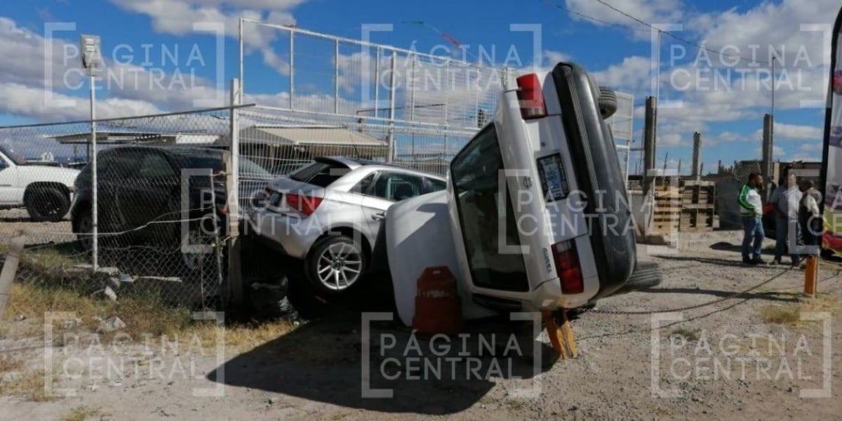 Auto se accidenta y termina sobre un Audi de lujo que estaba en venta
