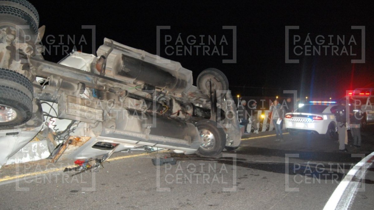 Aparatosa volcadura de tráiler deja 11 lesionados