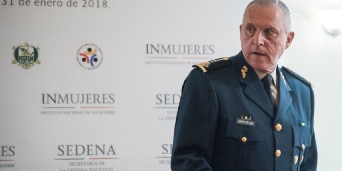 Cienfuegos llega a México, le notifican los cargos y se va a su casa