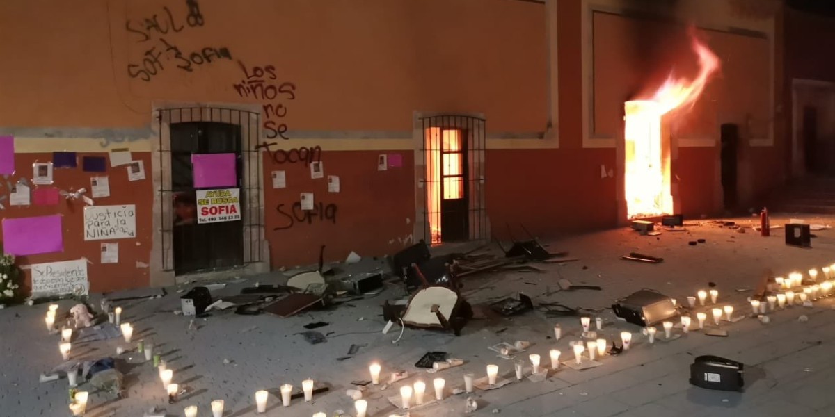 Queman el Palacio Municipal de Fresnillo tras asesinato de niña de 12