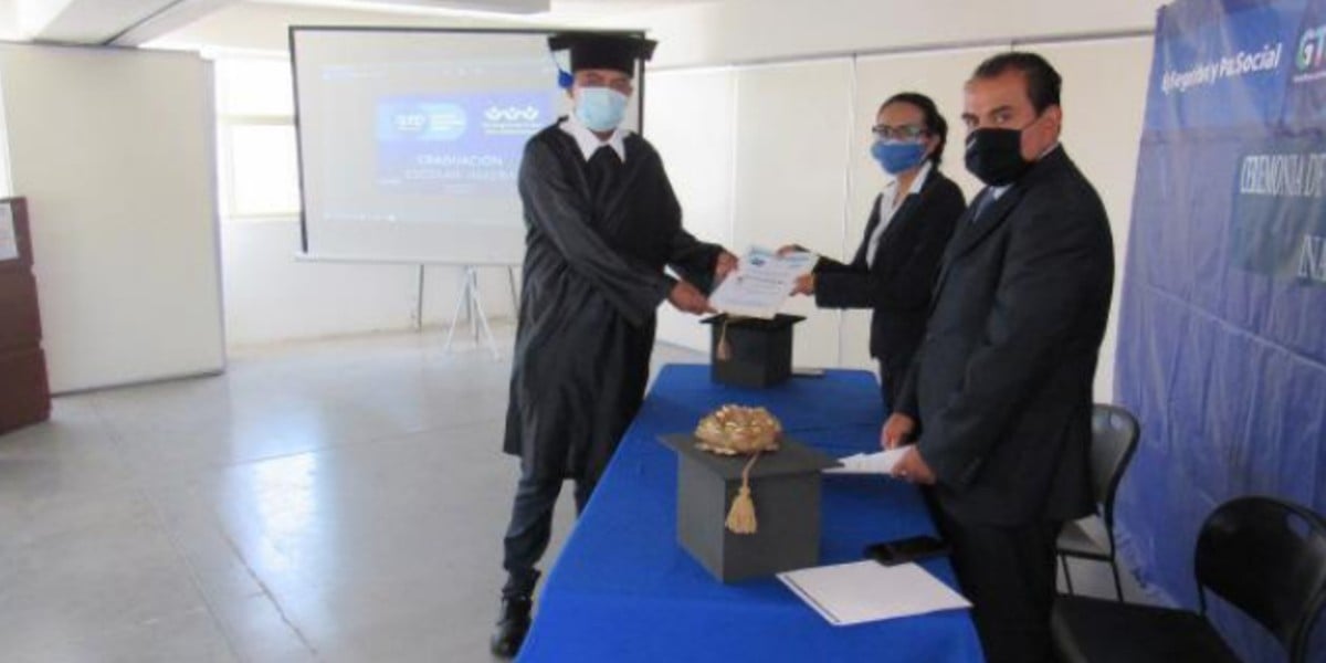 Cuatro reos guanajuatenses se gradúan dentro de prisión