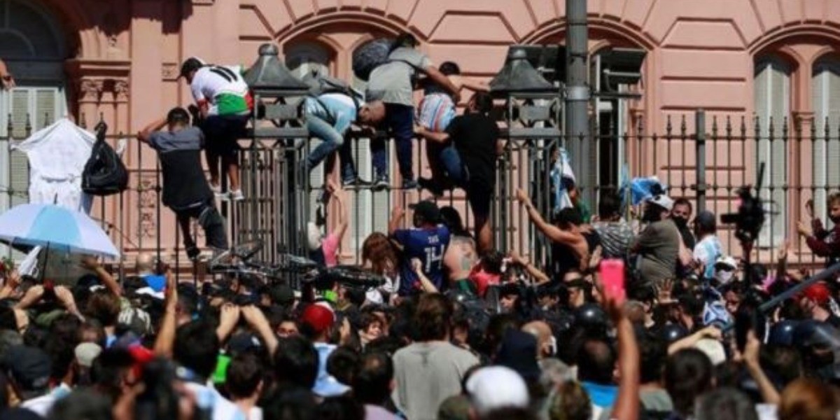 Argentinos desbordaron pasión en la despedida de 'D10S'