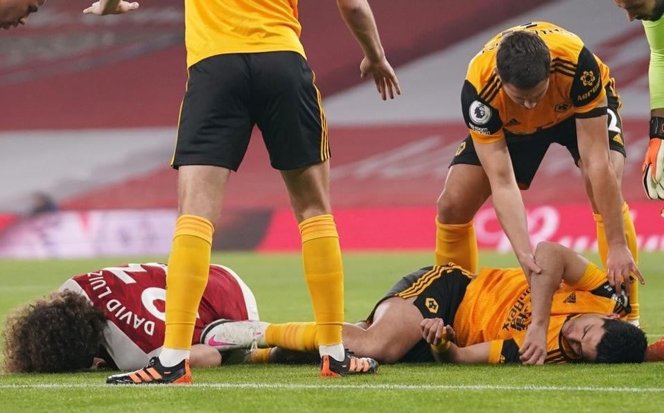 Raúl Jiménez sufre conmoción; está fuera de peligro