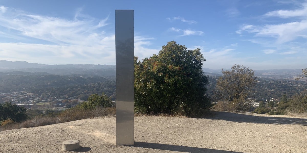 Aparecen tres monolitos en medio de la nada y nadie sabe por qué