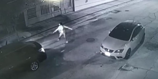 #VIDEO | ¡Alerta!, hombres armados en un Versa azul asaltan en León