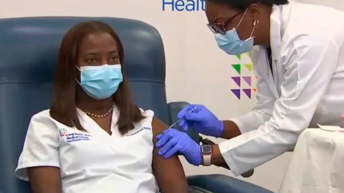 Arranca Estados Unidos vacunación de personal de salud