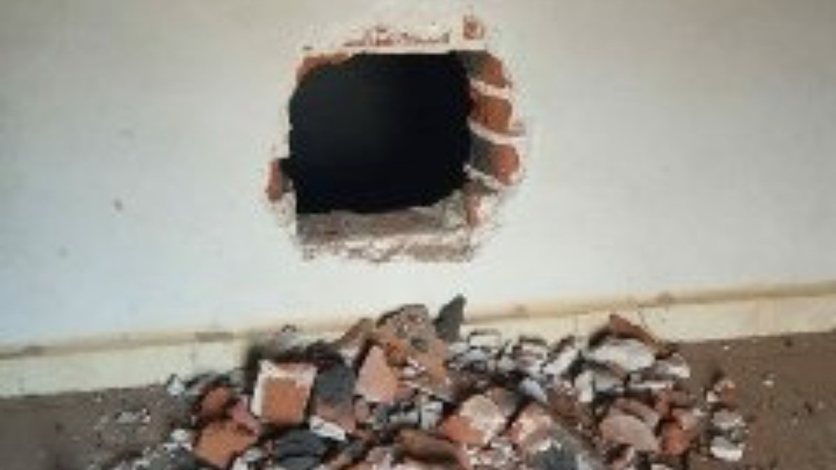 Frustra la Policía de León robo por boquete a comercio