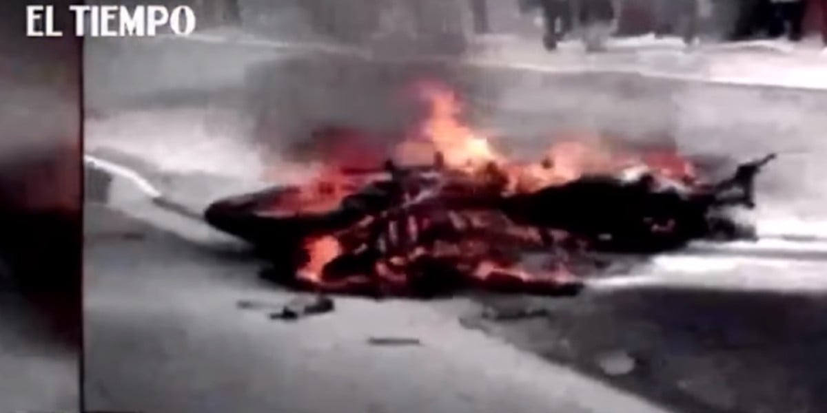 Pobladores detienen a motorratón, lo golpean e incendian su moto