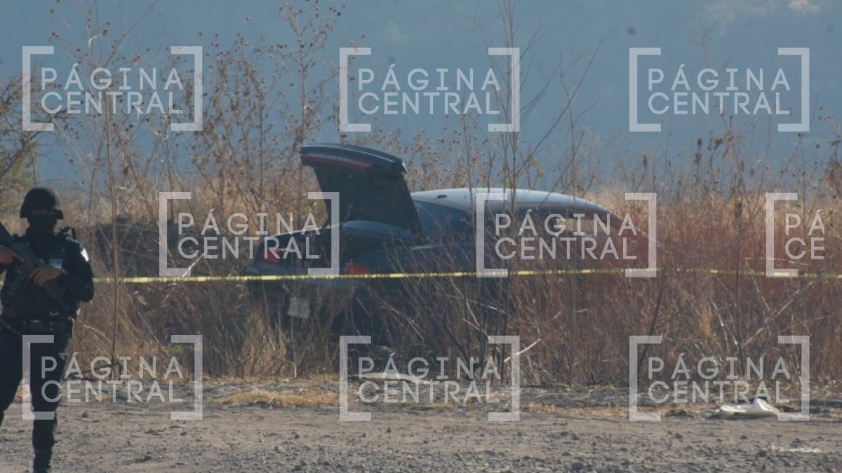 Encuentran cuerpo encajuelado y a mujer maniatada