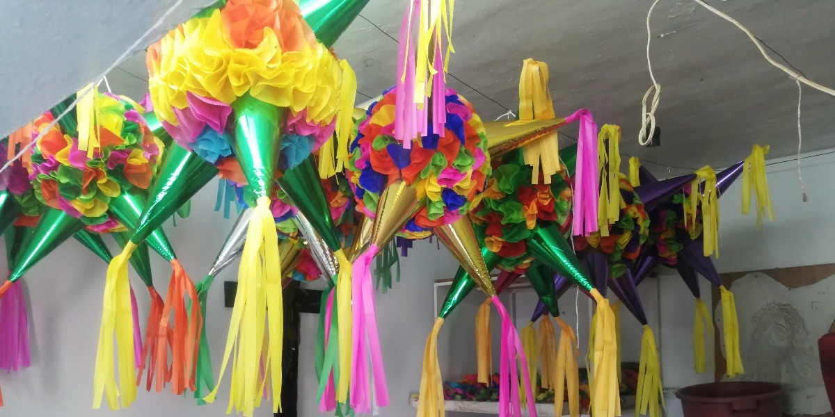 En San Miguel conservan la tradición de fabricar piñatas