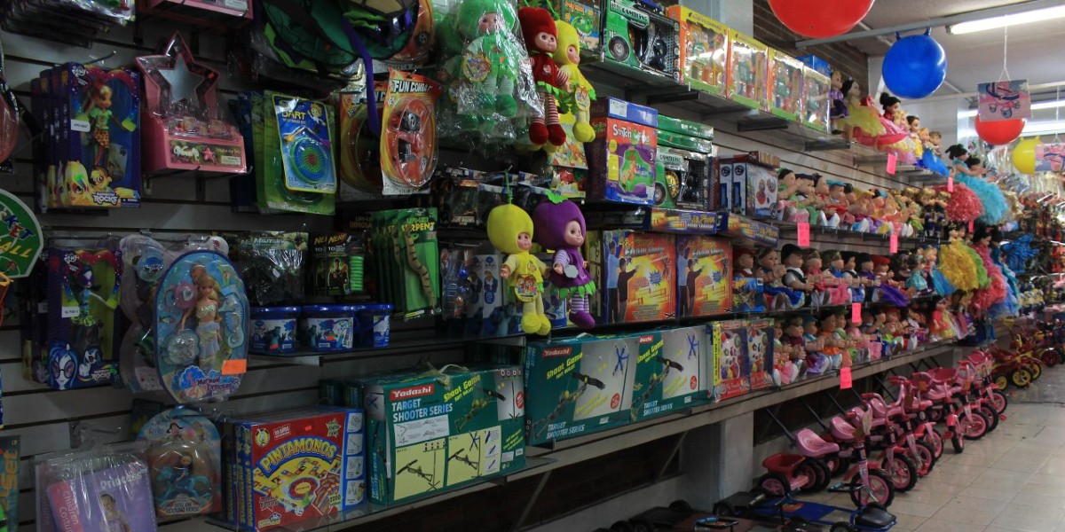 Pese a bajas ventas, vendedores de juguetes surten a Santa Claus